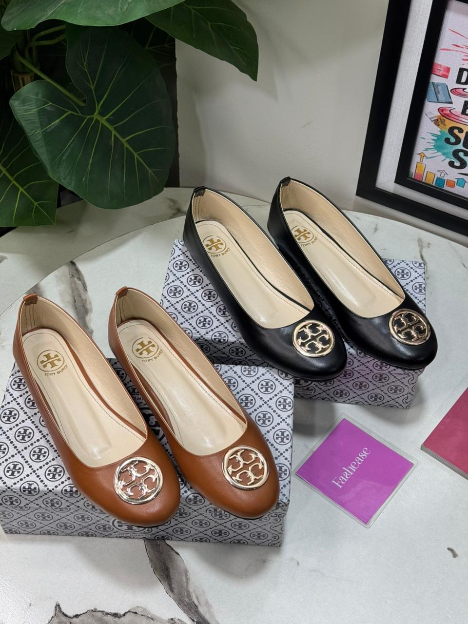 Roundie Emblem Pumps