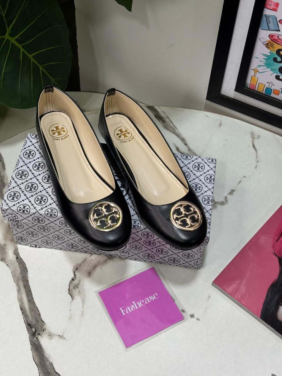 Roundie Emblem Pumps