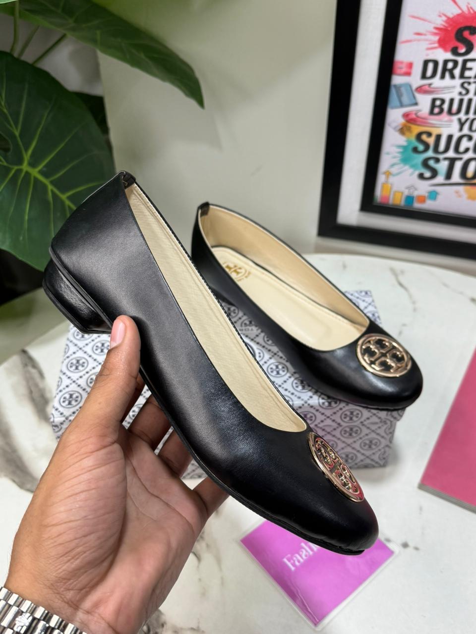 Roundie Emblem Pumps