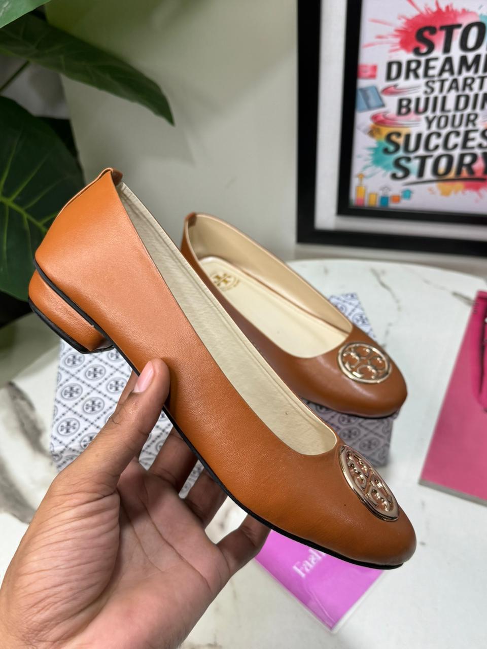 Roundie Emblem Pumps