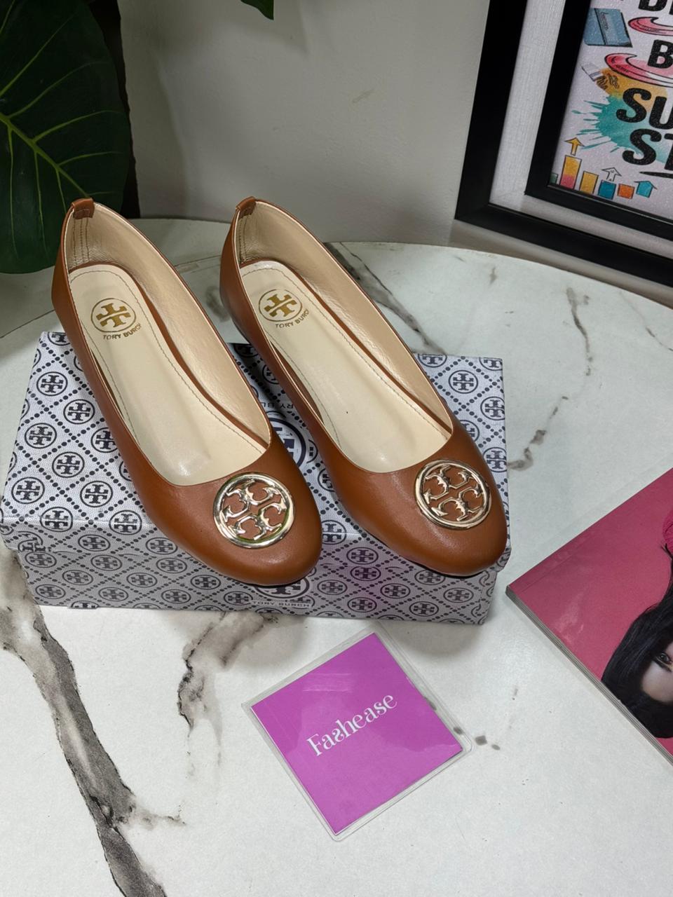 Roundie Emblem Pumps