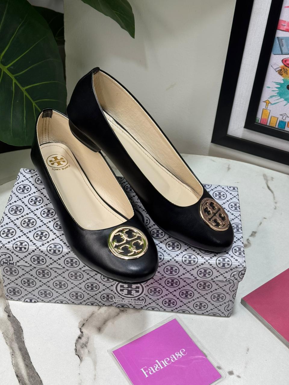 Roundie Emblem Pumps
